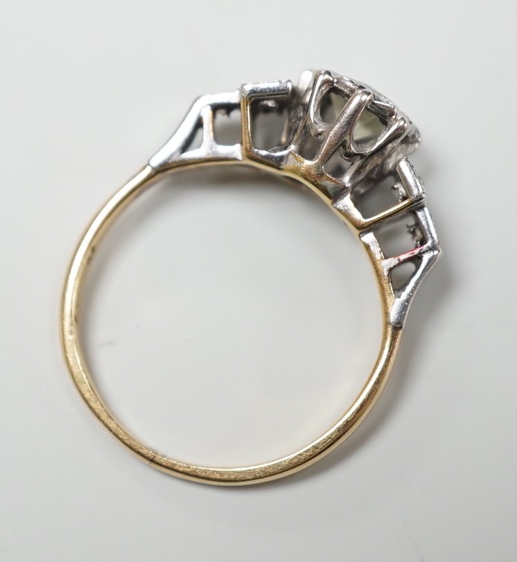 An 18ct and single stone diamond ring, with diamond set shoulders, size H, gross weight 2.6 grams